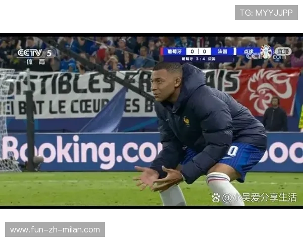 C罗在训练营教孩子如何罚点球，耐心成典范